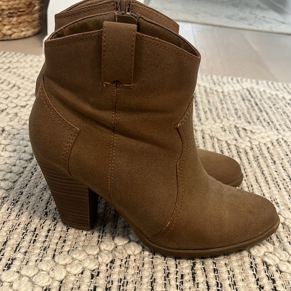 Tan suede booties - Picture 3 of 5